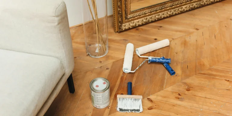 Photo de couverture de l'article Comment enlever une tache de peinture sur un plancher de bois — Guide Rive-Sud