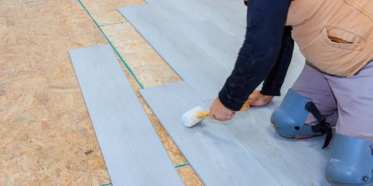 Photo de couverture de l'article Guide complet comment poser un plancher vinyle SPC sur la Rive-Sud