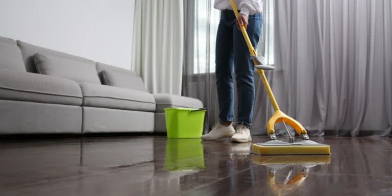 Un homme qui nettoie un parquet - photo de couverture de l'article Utiliser du savon noir sur un parquet bonne ou mauvaise idée sur la Rive-Sud