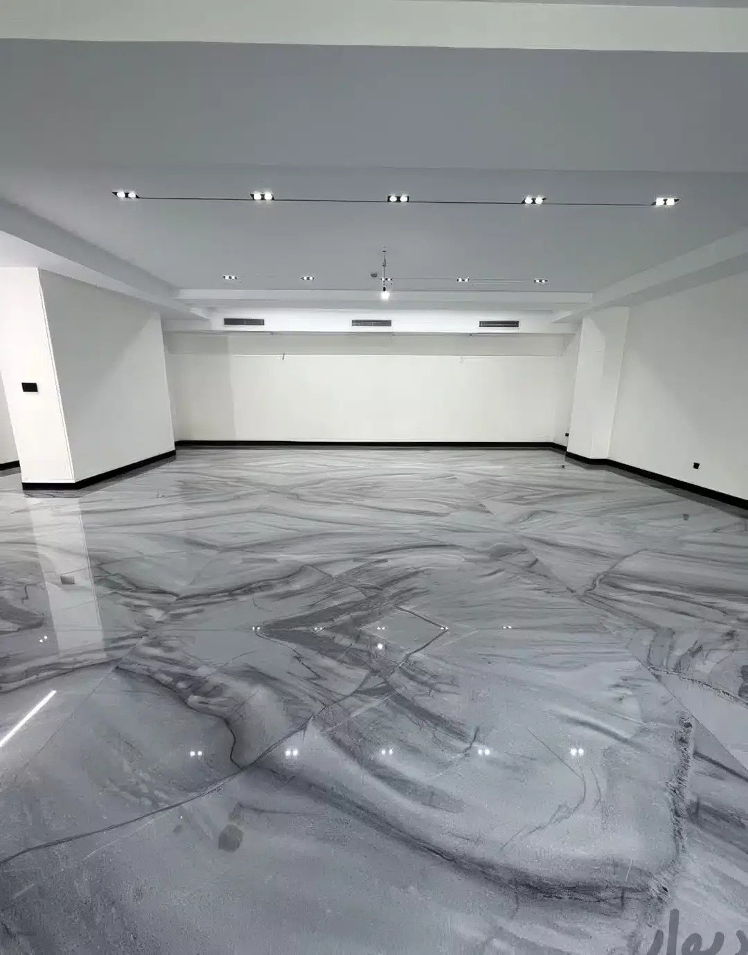 une salle avec un revêtement en béton époxy