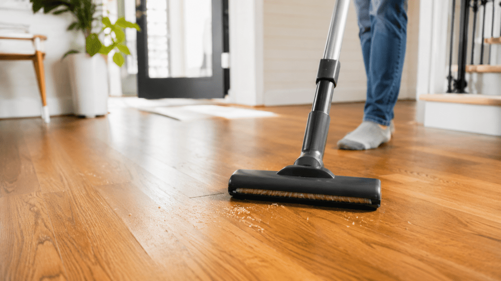 dépoussiérer avant de laver un plancher de bois franc