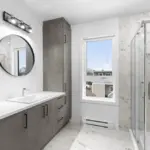 Salle de bain en porcelaine Bresia Sky dans un duplex à Marieville