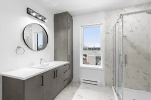 Salle de bain en porcelaine Bresia Sky dans un duplex à Marieville