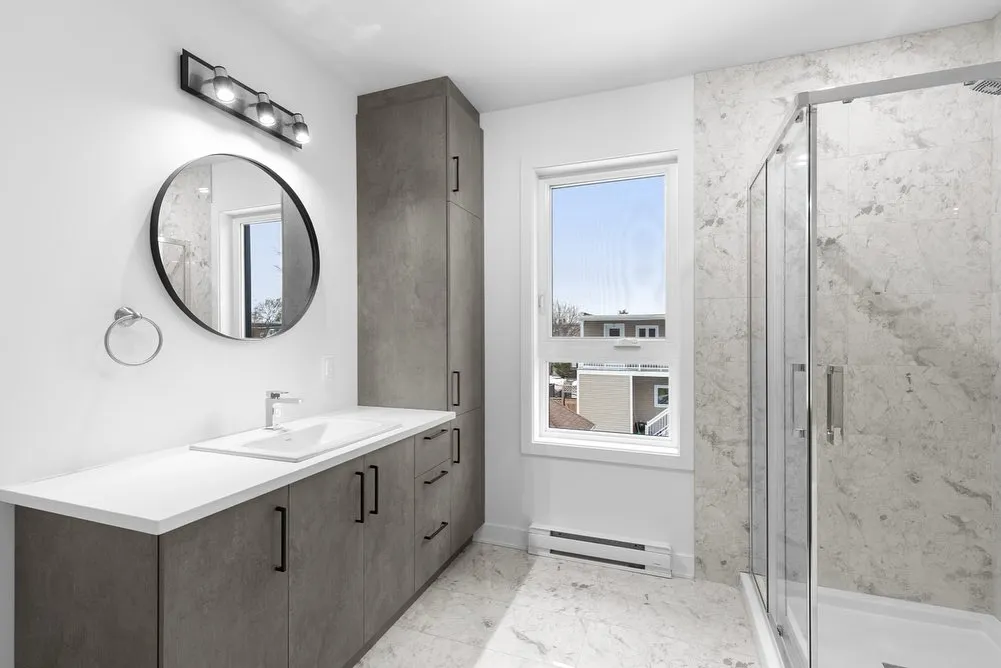 Salle de bain en porcelaine Bresia Sky dans un duplex à Marieville